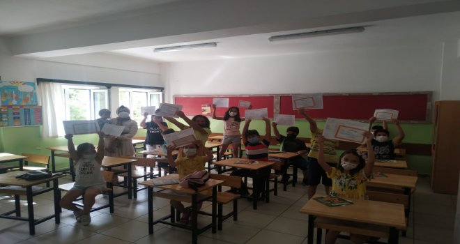 DATÇA 'DA TALEP EDEN ÖĞ­RENCİLERE BA­SI­LI KARNE, BA­ŞA­RI BEL­GE­Sİ VE MEZUNİYET DİPLOMA TÖRENİ YA­PIL­DI