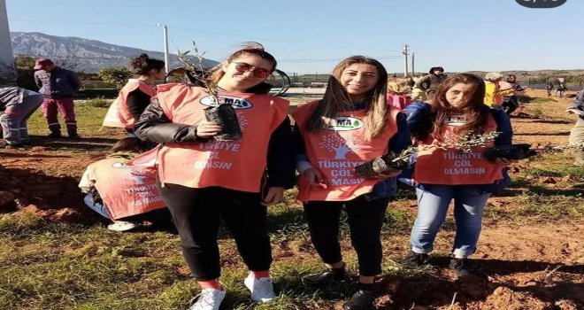 DATÇA MYO ÖĞ­REN­Cİ­LE­Rİ OKUL KAM­PÜ­SÜ­NE 150 ADET ZEYTİN FİDANI DİKTİ