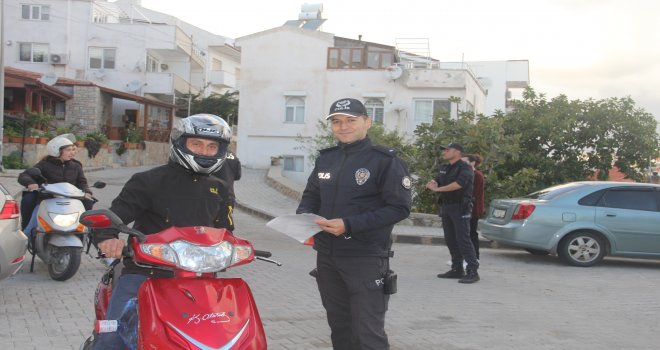DATÇA PO­Lİ­Sİ DE­NE­TİM­LE­Rİ­Nİ SIK­ILAŞ­TIR­DI. KASK TAK­MA­YAN MO­TO­SİK­LET­ SÜRÜCÜLERİNE CEZA YAĞDI