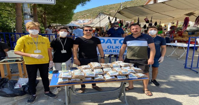 Datça Ülkü Ocakları Sokak Hayvanları İçin Ücretsiz Mama Dağıttı.