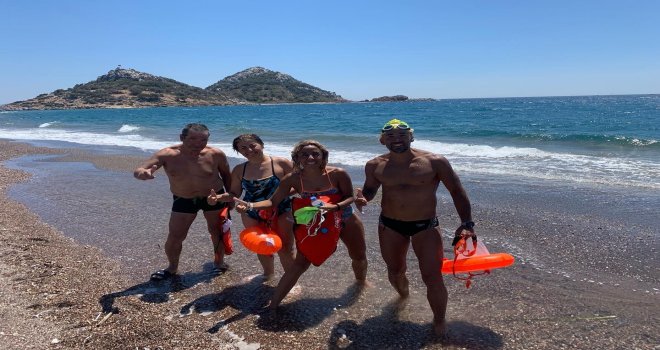 DATÇA YUNUSLARI DENİZ KİRLİLİĞİNE DİKKAT ÇEKMEK İÇİN YÜZDÜ