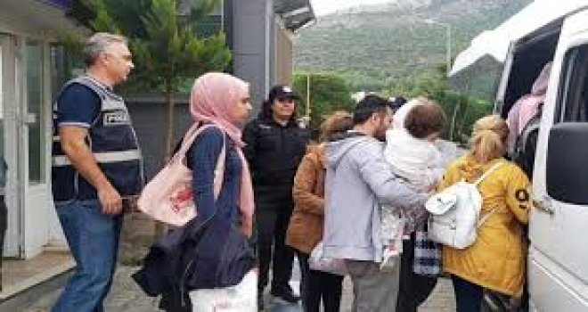 DATÇA'DA 37 DÜ­ZENSİZ GÖÇ­MEN YA­KA­LAN­DI