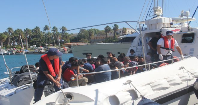 DATÇA'DA 48 DÜ­ZENSİZ GÖÇ­MEN YA­KA­LAN­DI