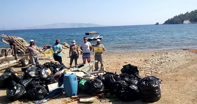 DATÇA'DA ÇEV­RECİLER 60 POŞET ÇÖP TOP­LA­DI