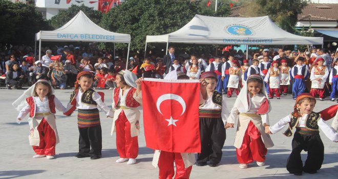 DATÇA'DA CUM­HU­RI­YE­TIN 96. YIL­DÖ­NÜ­MÜ BÜYÜK BİR COŞ­KUY­LA KUT­LAN­DI