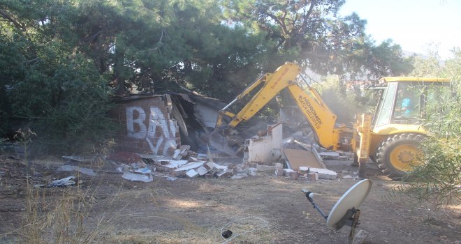 DATÇA'DA DERME ÇATMA YA­PI­LAN KAÇAK VE RUH­SAT­SIZ YAPI YI­KIL­DI!