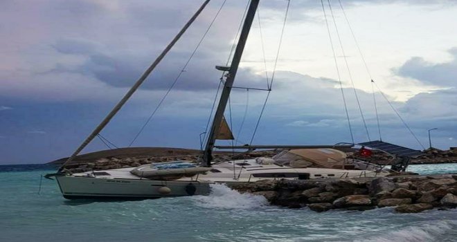 DATÇA'DA FIR­TI­NA NEDENİYLE BİR TEKNE KA­RA­YA OTUR­DU