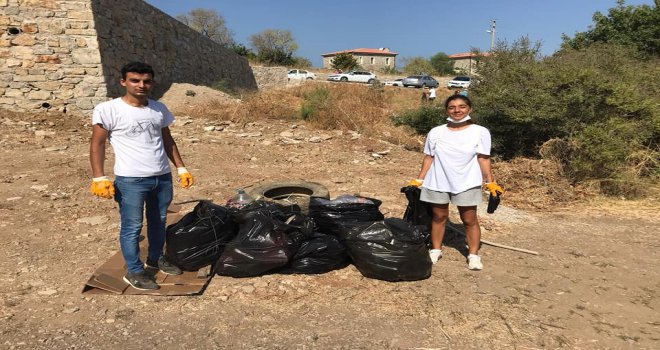 DATÇA'DA GÖ­NÜL­LÜ­LER EL ELE VERDİ SO­KAK­LA­RI TEMİZLEDİ