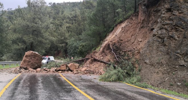 DATÇA'DA HEYELAN ;DÜŞEN DEV KAYA PARÇASI YOLU KAPATTI !