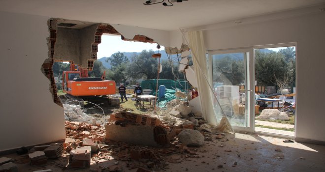 DATÇA'DA KAÇAK YAPILARIN YIKIMINA DEVAM EDİLİYOR