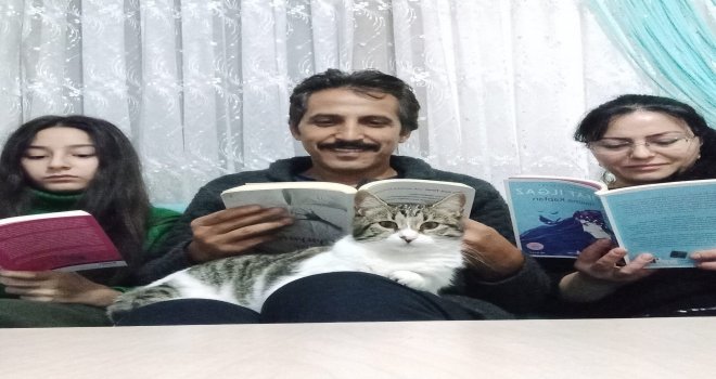 DATÇA'DA ÖĞ­RENCİLER SO­KA­ĞA ÇIKMA KI­SIT­LA­MA­SIN­DA AİLELERİYLE KİTAP OKUDU