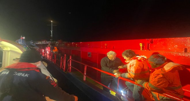 Datça'da ticari gemide çıkan yangında bir kişi dumandan etkilendi