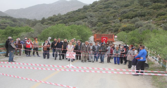HIZIRŞAH SAKİNLERİ YOLU ULAŞIMA KAPATARAK PROTESTO ETTİ ‘'BELEDİYE BAŞKANI GÜRSEL UÇAR'A VERDİĞİN SÖZÜ TUT'' DEDİ.