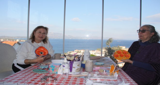 Hobi ola­rak baş­la­dı­ğı se­ra­mik sa­na­tı­nı ge­liş­ti­ren kadın yap­tı­ğı ürün­le­ri sa­tı­yor