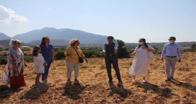 İL MÜDÜRÜ BOZÇELİK DATÇA'DA YAPILMASI PLANLANAN ÇOCUK EVİ ARAZİSİNDE İNCELEMELERDE BULUNDU.