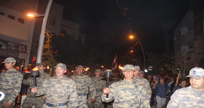 MEH­METÇİK YÜ­RÜ­DÜ,DATÇA YÜRÜDÜ!BİNLERCE KİŞİ FENER ALAYIYLA COŞTU 