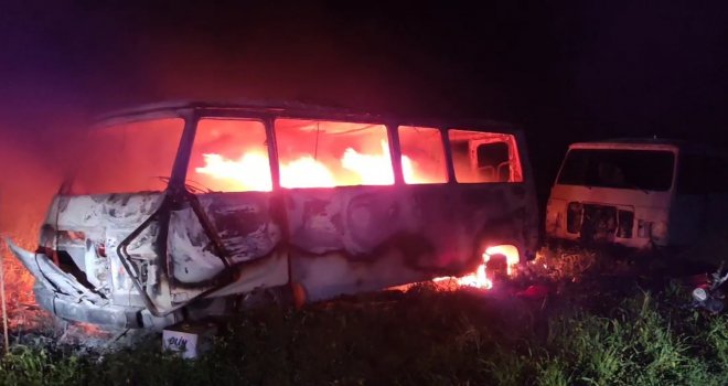 Minibüs yangınında inşaat işçisi feci şekilde yanarak can verdi.