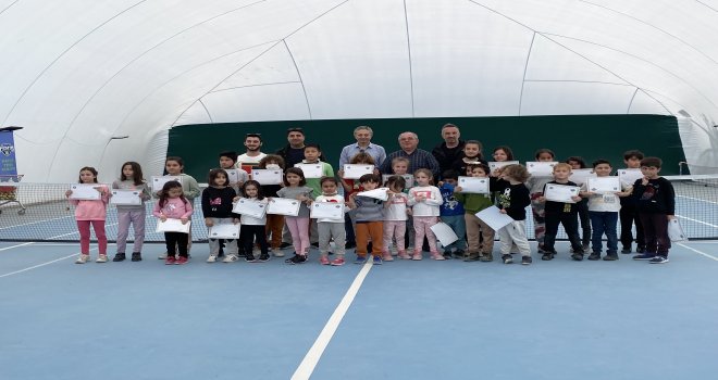 ''MİNİK ELLER RAKET TU­TU­YOR'' 