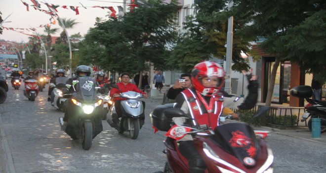 MOTOSİKLET TUTKUNLARI CUMHURİYET BAYRAMINI KUTLADI