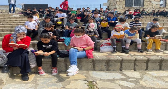 ÖĞ­RENCİLER KİTAP OKUMA ETKİNLİĞİNDE BU­LUŞ­TU