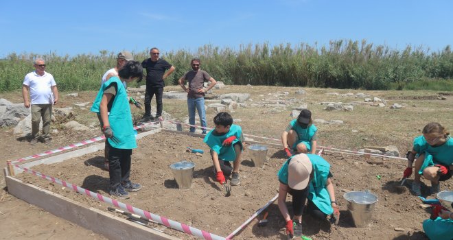 TARİHİ BURGAZ ÖREN YERİNDE ÖĞRENCİLER KAZI YAPTI