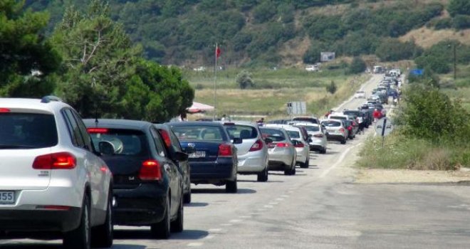 TATİLCİ AKINI KİLOMETRELERCE ARAÇ KUYRUĞU OLUŞTU 