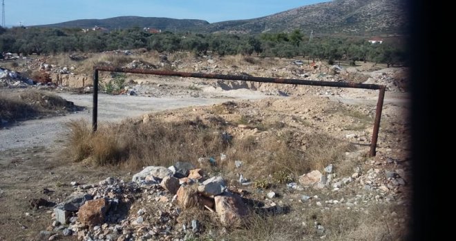 YAZI MAHALLESİ FUTBOL SAHASI ,OLDU ÇÖP SAHASI 