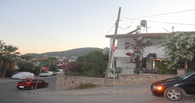 YI­KIL­MAK ÜZERE OLAN DİREK ÖZBEL SAKİNLERİNİ KOR­KU­TU­YOR