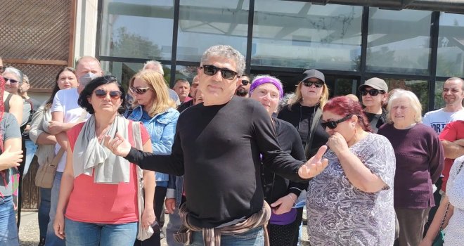 ''BİZ İMAR BEKLİYORUZ YIKIM İSTEMİYORUZ'' YIKIM KARARI ALINAN YAPI SAHİPLERİ DATÇA BELEDİYESİNİ ALKIŞLARLA PROTESTO ETTİ 